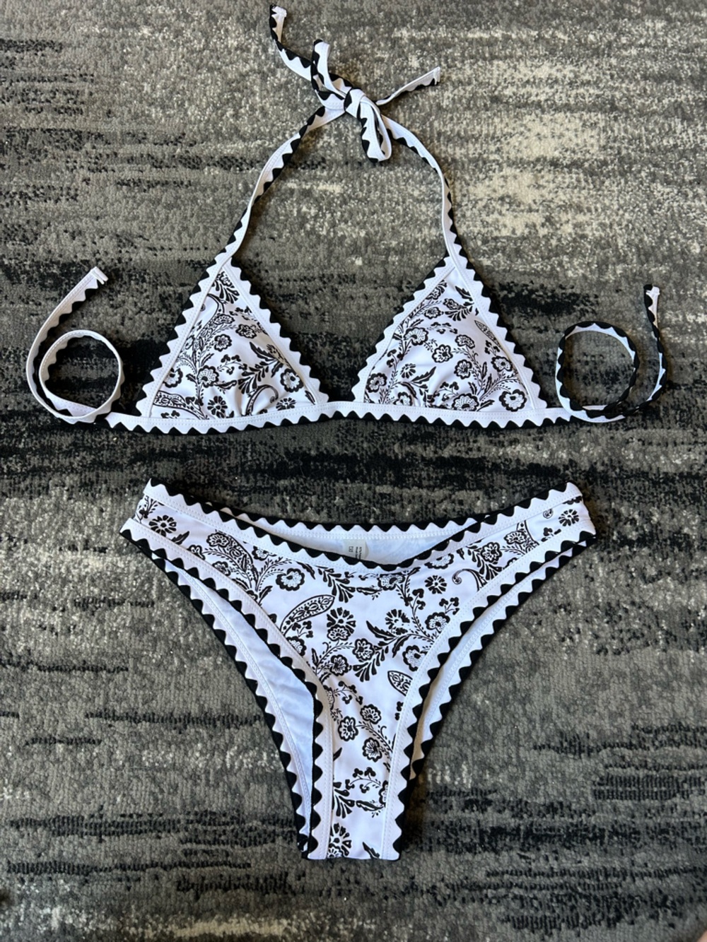 NWOT SHEIN Black & White Paisley Print Triangle Bikini